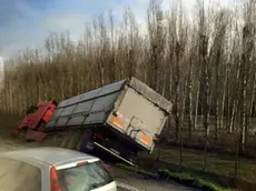 Il camion finito nel fosso lungo la Statale Romea