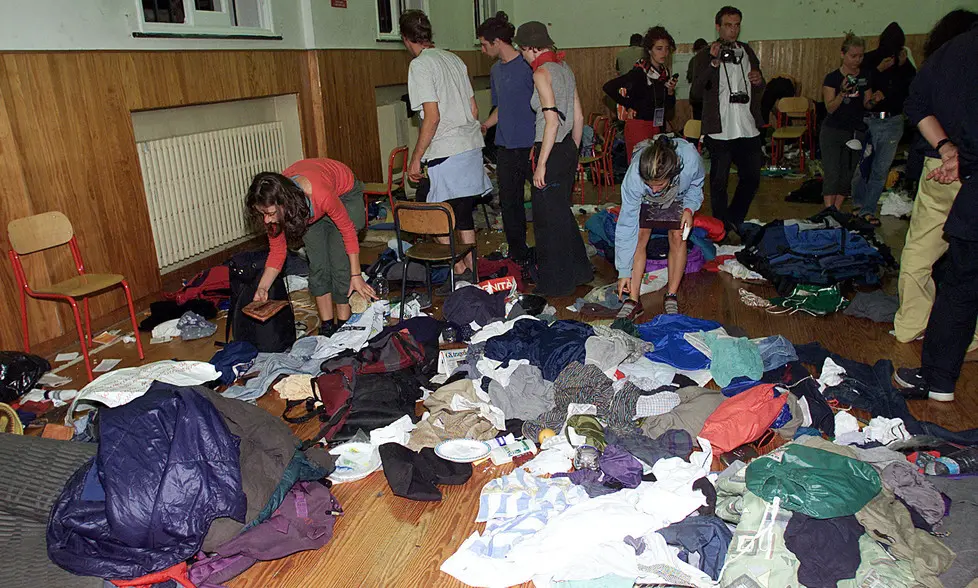 20080717 - ROMA - CLJ - G8: DIAZ; PM, CHIESTE 28 CONDANNE E 1 ASSOLUZIONE. Militanti del Genoa Social Forum nella scuola Diaz, in una immagine del 22 luglio 2008, dopo la perquisizione compiuta da polizia e carabinieri. Si è concluso oggi il processo per l'irruzione alla scuola Diaz durante il G8 di Genova del luglio del 2001. I pm, Enrico Zucca e Francesco Cardona Albini, alla fine dell'udienza hanno chiesto 28 condanne e una assoluzione nei confronti dei poliziotti accusati di violenza nei confronti dei dimostranti. La pena piu' alta (5 anni) e' stata chiesta per Pietro Troiani, accusato di aver portato le due molotov nella scuola. Per i vertici della Ps Francesco Gratteri (Antiterrorismo) e Giovanni Luperi (Servizi Segreti), i pm hanno chiesto 4 anni e 6 mesi ciascuno per le accuse di falso ideologico, calunnia e arresto illegale. ANSA/ARCHIVIO/LUCA ZENNARO/i52/DRN