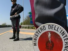 PISA 06 APRILE 2006- PASQUA: INTENSIFICATI I CONTROLLI DELLA POLIZIA STRADALE SULLE STRADE DELL' ESODO. Una pattuglia della Polizia Stradale sulla strada di grande comunicazione Firenze- Pisa-Livorno in direzione mare. FRANCO SILVI/ANSA