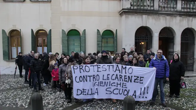 Protesta dei genitori e bambini della scuola elementare Valeri di Favaro Veneto contro i tagli sul personale delle pulizie