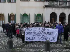 Protesta dei genitori e bambini della scuola elementare Valeri di Favaro Veneto contro i tagli sul personale delle pulizie