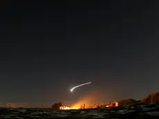 Giovani in spiaggia a Fregene nella notte di San Lorenzo attendono le stelle cadenti, in una immagine dell'11 agosto 2008. Doppio spettacolo celeste nelle notti delle stelle cadenti: la pioggia luminosa di meteore, che quest'anno si annuncia fittissima e straordinaria per la sua visibilita', sara' preceduta al tramonto da un fenomeno insolito: tre pianeti uno accanto all'altro, apparentemente vicinissimi, a formare un piccolo triangolo all'orizzonte. Lo sciame di meteore chiamato anche 'Lacrime di San Lorenzo' perche' si infrange nell'atmosfera della Terra in concomitanza con l'anniversario della morte del santo (che cade il 10 agosto) in realta' e' visibile gia' da questa sera e per i prossimi 6-7 giorni ma il picco di intensita' e' previsto il 13 agosto, poco prima dell'alba, quando si potrebbero contare diverse decine di stelle cadenti all'ora, forse anche un centinaio, di luminosita' media e piu' brillanti. ANSA/ALESSANDRO DI MEO