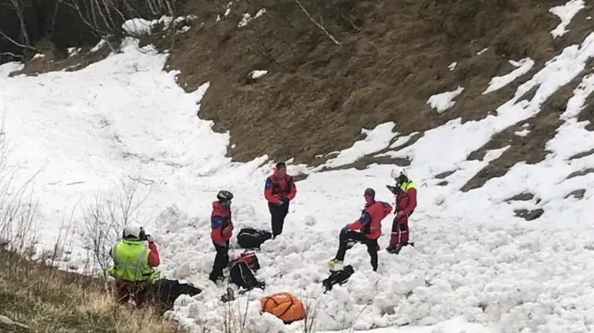 Il luogo della tragedia con i soccorritori (Foto Pelikan 2)