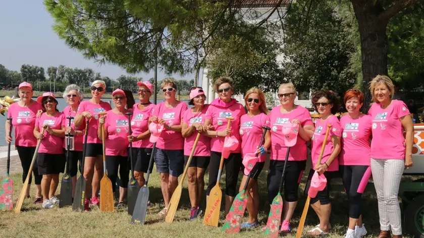 Foto Agenzia Candussi/ Chiarin/ Mestre, punta San Giuliano, Canottieri Mestre/ Le donne del trifoglio rosa ai mondiali di Dragon Boat 2017 a Venezia