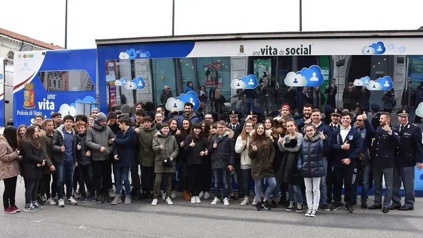 COLUCCI - DINO TOMMASELLA - SAN DONA' DI PIAVE - POLIZIA POSTALE IN PIAZZA INDIPENDENZA "UNA VITA DA SOCIAL"