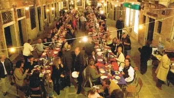 Una veduta della cena di vicinato a San Samuele