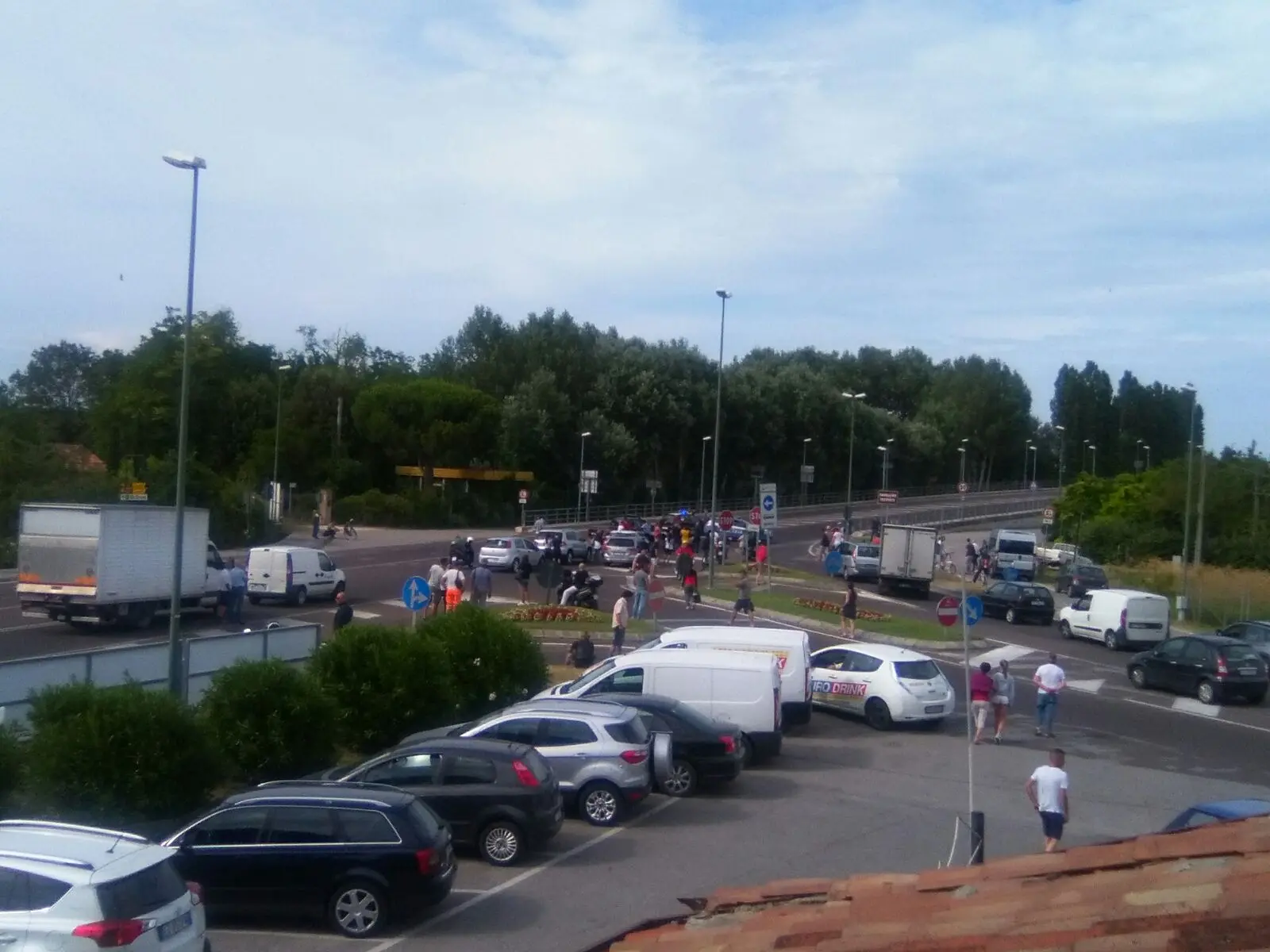 Il piazzale dove è stata ritrovata la borsa che ha fatto scattare l'allarme