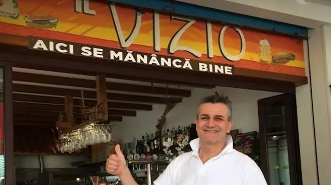 Gabriele Costantini davanti al suo locale