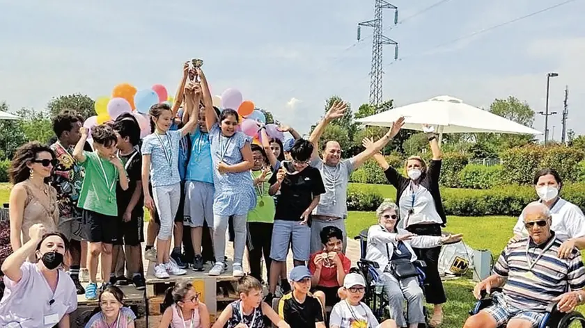I bambini della scuola primaria Grimani di Marghera assieme agli ospiti della Residenza Venezia