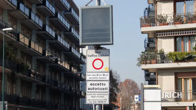 Cartelli ZTL e telecamere in via Pio X e Via San Rocco, Mestre.