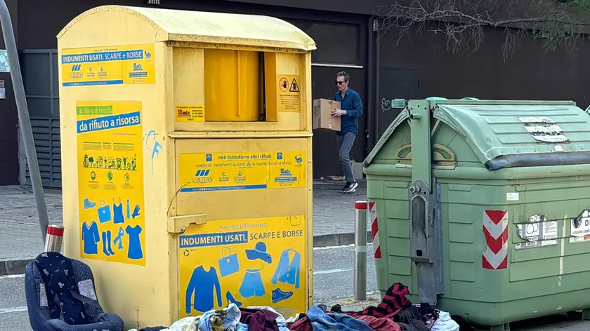 I cassonetti della Caritas saccheggiati in via Genova