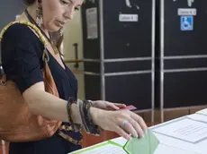 Un momento dl voto nel seggio elettorale di via Lovanio a Roma oggi 12 Giugno 2011 per i referendum. ANSA//SERENA CREMASCHI