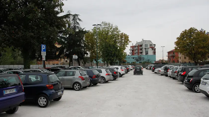 agenzia Candussi. giornalista Chiarin. Descrizione: primo giorno di apertura di alcune zone a traffico limitato e diminuzione delle tariffe dei parcheggi in centro. nella foto parcometro e parcheggio Ex Umberto I