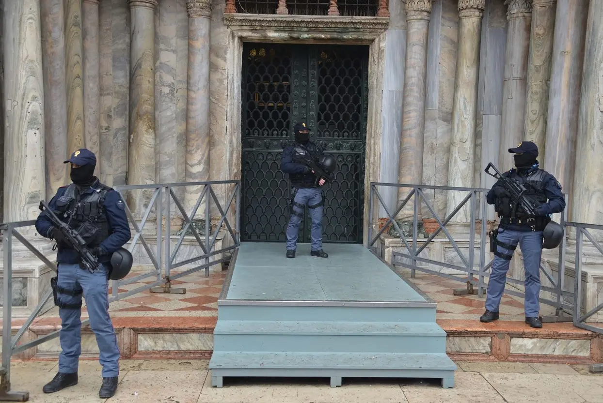 Interpress/M.Tagliapietra Venezia 31.01.2016.- Carnevale. Controlli Piazza San Marco.