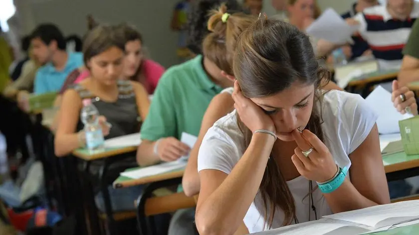 Una studentessa durante la prova dell'esame di maturità al liceo ginnasio Andrea Doria, 19 giugno 2013 a Genova..ANSA/LUCA ZENNARO