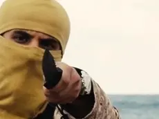 Un frame del video dell'Isis pubblicato dal sito Site dal titolo "Un messaggio firmato con il sangue alla Nazione della Croce", che mostra la decapitazione "di decine" di persone in Libia, 15 febbraio 2015. ANSA/SITE ++ NO SALES, EDITORIAL USE ONLY ++