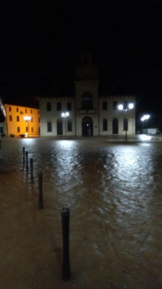Gruaro, la piazza del municipio trasformata in laguna