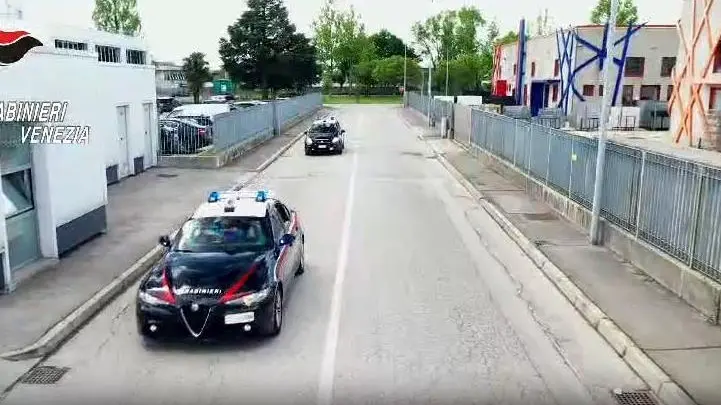 Due pattuglie dei carabinieri di Venezia nella zona industriale di Fossò durante l’operazione