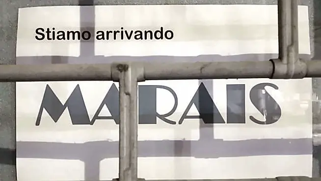Il cartello sulla vetrina del nuovo locale Marais in via Manin a Mestre