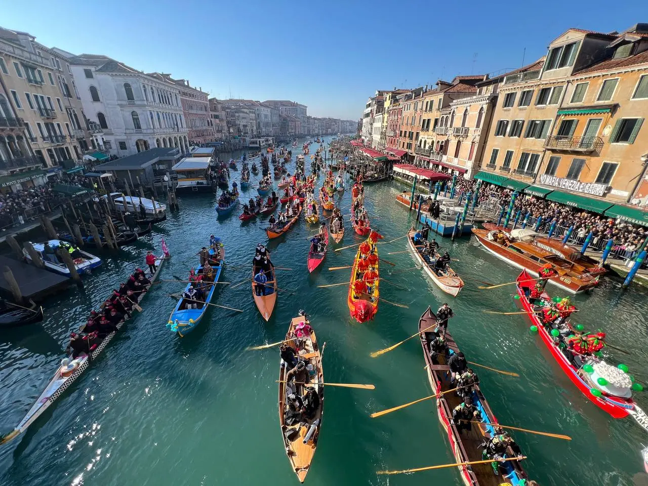 Diciotto giorni di festa che hanno portato il divertimento in tutte le "città di Venezia". Una pantegana galleggiante, cortei acquei, carri allegorici, spettacoli diffusi, rievocazioni storiche, la grazia delle 12 Marie e la magia del fuoco che incontra l’acqua all’Arsenale. Tutto questo è stato il Carnevale di Venezia 2024 “Ad Oriente. Il mirabolante viaggio di Marco Polo”, che oggi si è chiuso con il saluto da Piazza San Marco della Maria vincitrice del Carnevale 2024, Silvia Zecchin, la sfilata dei carri a Zelarino, l’ultimo spettacolo di “Terra Incognita”, nelle acque dell’Arsenale di Venezia, capace di immagare con il suo racconto ancestrale e le feste mascherate nei palazzi.