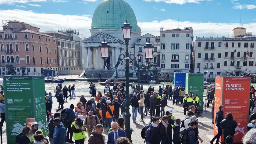 Il piazzale di fronte alla stazione di Santa Lucia, dove sono collocati i varchi di accesso