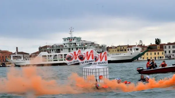 Interpress/Mazzega Venezia, 12.06.2016.- Manifestazione "No Grandi Navi" in Canale della Giudecca.-