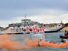 Interpress/Mazzega Venezia, 12.06.2016.- Manifestazione "No Grandi Navi" in Canale della Giudecca.-