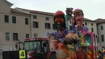 Un carro mentre sfila