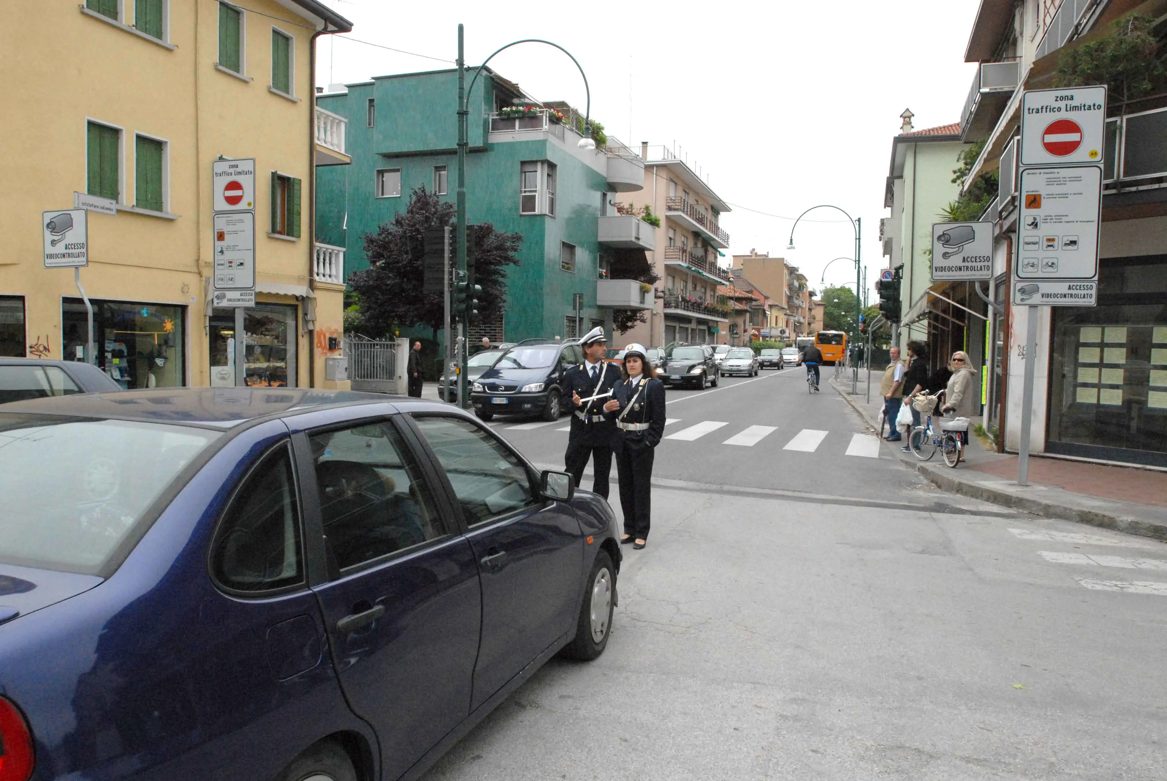 Pattuglia dei vigili davanti alla ztl