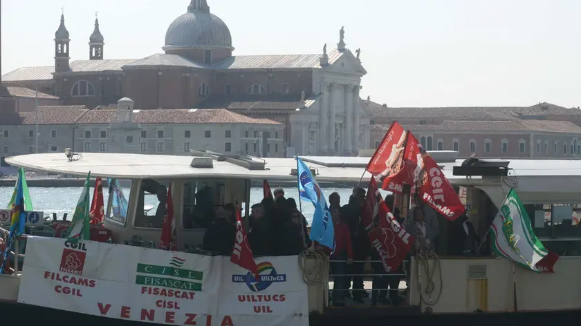 La protesta dei lavoratori del turismo senza contratto