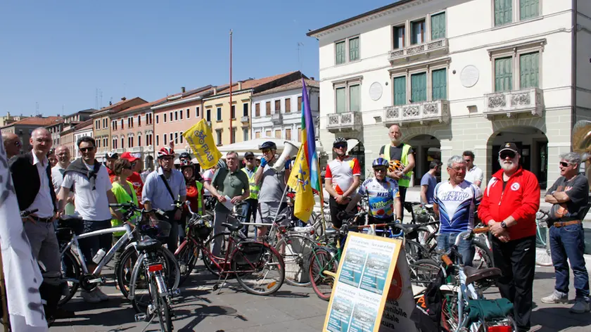 I ciclisti all'arrivo in piazza Ferretto (foto Candussi)