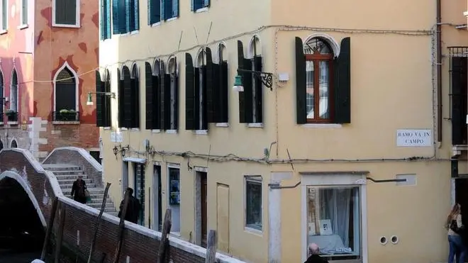 Vitucci Interpress Venezia, 31.03.2011.- Bed and Breakfast all'ultimo piano di Castello 5845, tra il ponte e fondamenta dei Preti ed il Campo S.M. Formosa.- Bed and Break Fast a Castello 5845 - La palazzina al civico 5845 dove all'ultimo piano ci sono le camere del B&B di Bertoncello