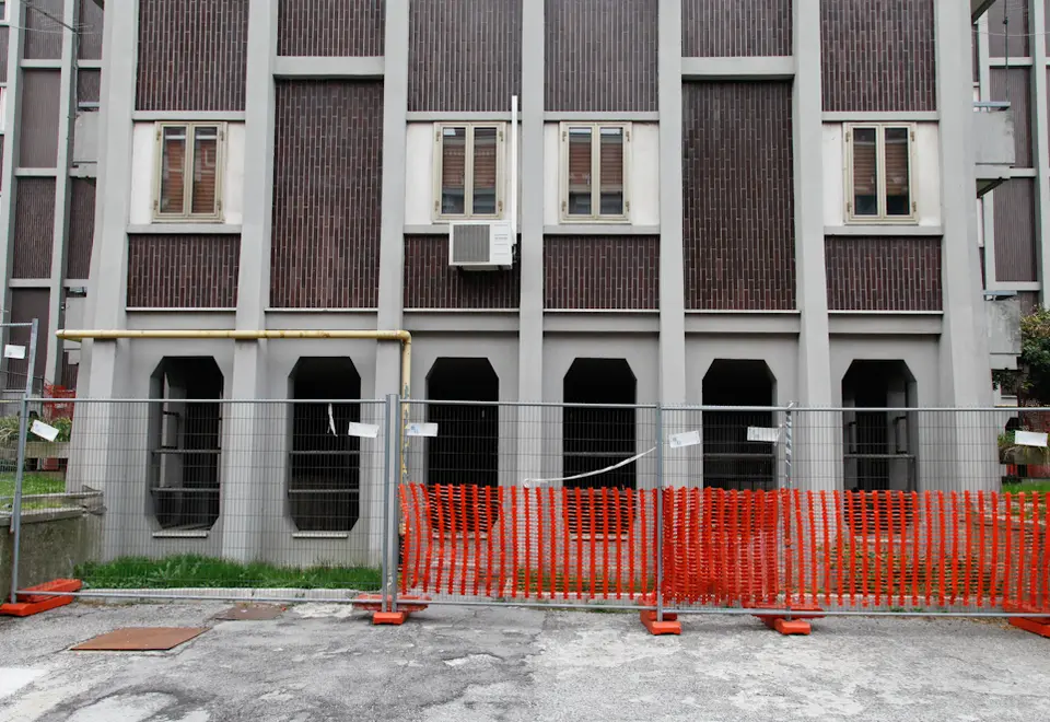 Agenzia Candussi, giornalista Furlan. Torre della Cita Marghera. nella foto: recinzioni attorno alle uscite di sicurezza che bloccano il passaggio.