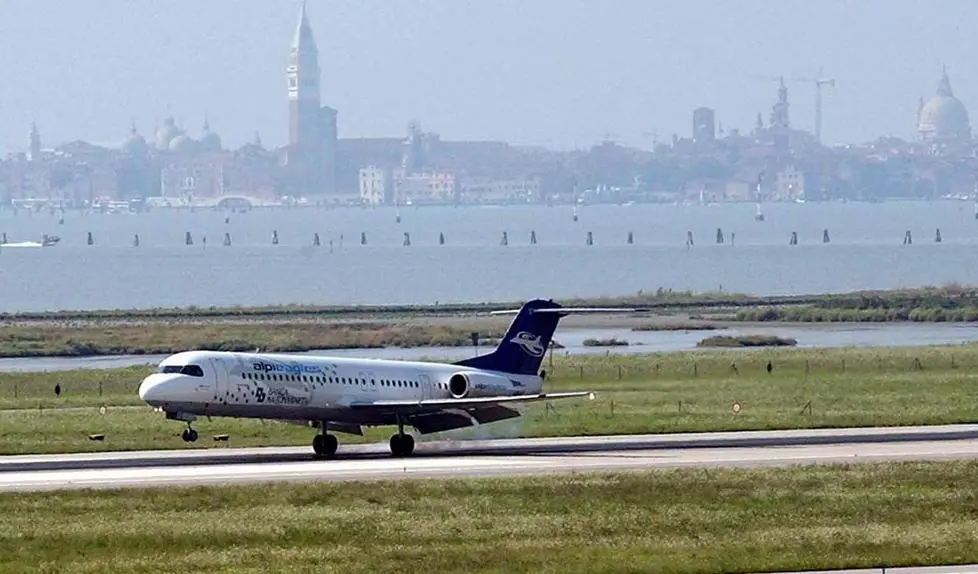 TESSERA 09/07/02 AEROPORTO MARCO POLO APERTURA AI VOLI......(c)Bertolin M. richiesto da MION TESSERA AEROPORTO MARCO POLO PRIMO GIORNO DI APERTURA VOLI ARRIVO