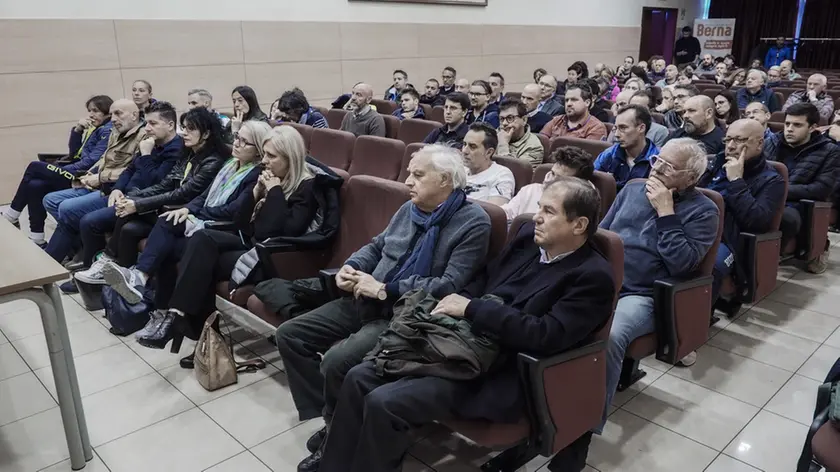Fotoagenzia Candussi / Ferrazza / Istituto Berna , Mestre / Assemblea polisportiva Bissuola 1987