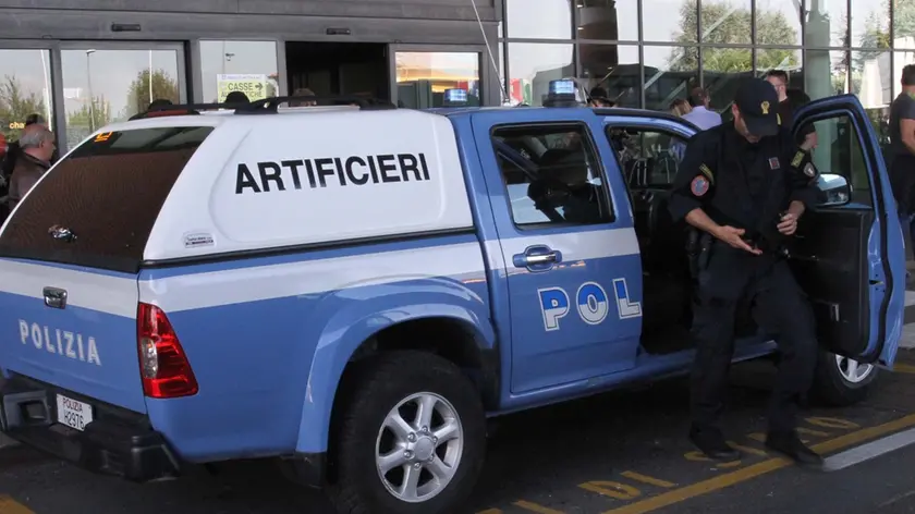 L'intervento degli artificieri all'aeroporto Marco Polo