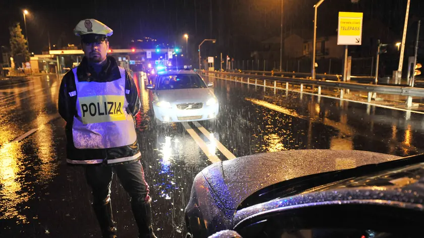 L'autostrada A12 chiusa in direzione Livorno dal casello di Sestri Levante, nella notte tra il 25 e il 26 ottobre 2011 in Liguria.ANSA/LUCA ZENNARO