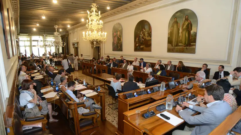 La sala del Consiglio comunale proibità d'ora in poi ai Consigli di municipalità
