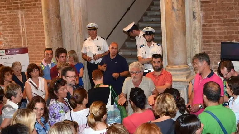 Interpress/Mazzega Venezia, 27.06.2016.- Cà Farsetti, sospesa l'Assemblea Sindacale.- Nella foto comunali ascoltano i loro rappresentanti.- intervento di Mario Ragno UIL