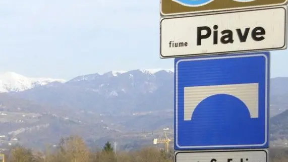 Trichiana, 16 Marzo 2009. La strada Statale ss 50 viene deviata sulla destra piave all'altezza di sedico, causando problemi di viabilitÃ Traffico intenso sul ponte di san Felice