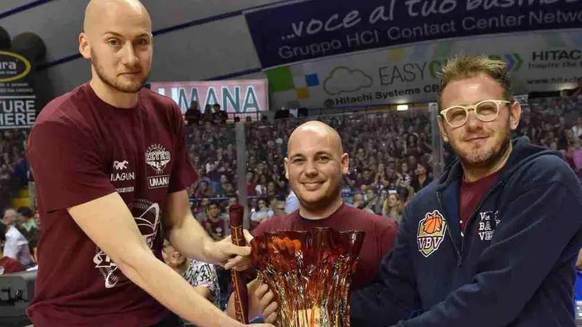 Hrvoje Peric riceve il premio dalle mani di Manuel Giuge al Taliercio