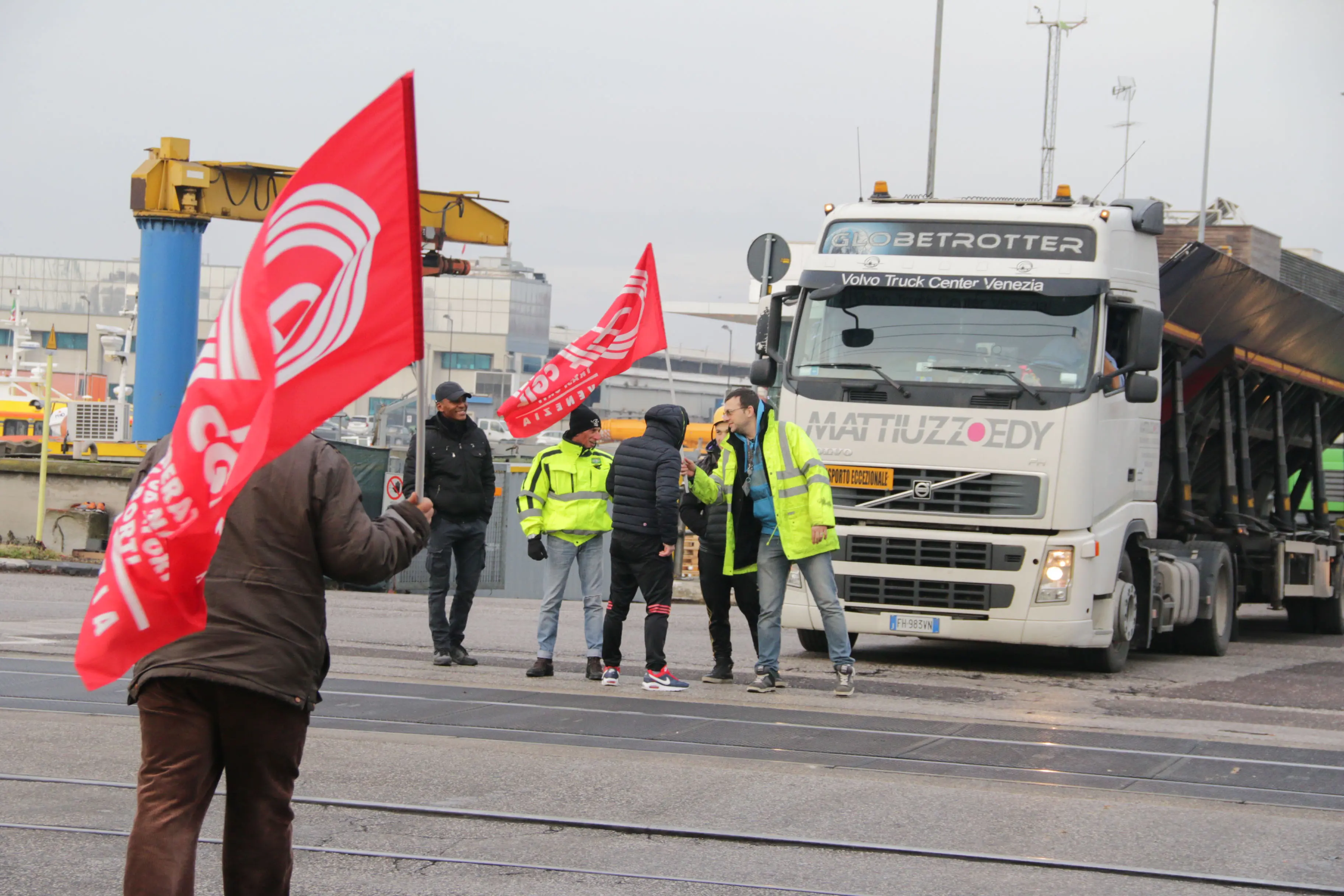 Foto Agenzia Candussi/ Favarato/ Marghera, via del commercio/ Sciopero degli autotrasportatori