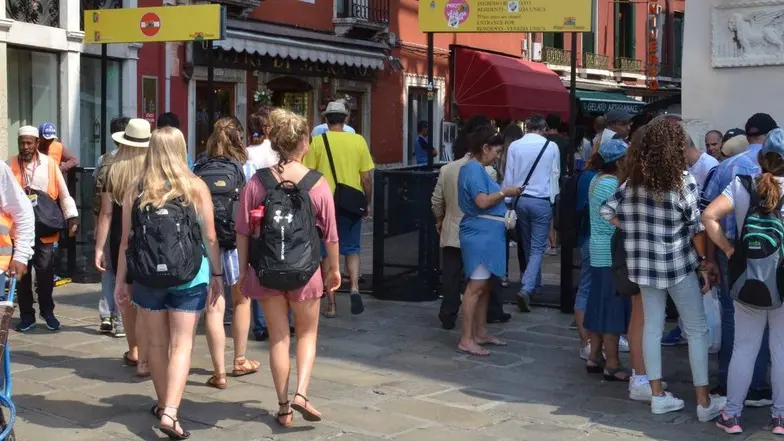 Interpress/GF.Tagliapietra Venezia. 29.07.2018.- Varchi aperti a Pz.Roma stazione e turismo