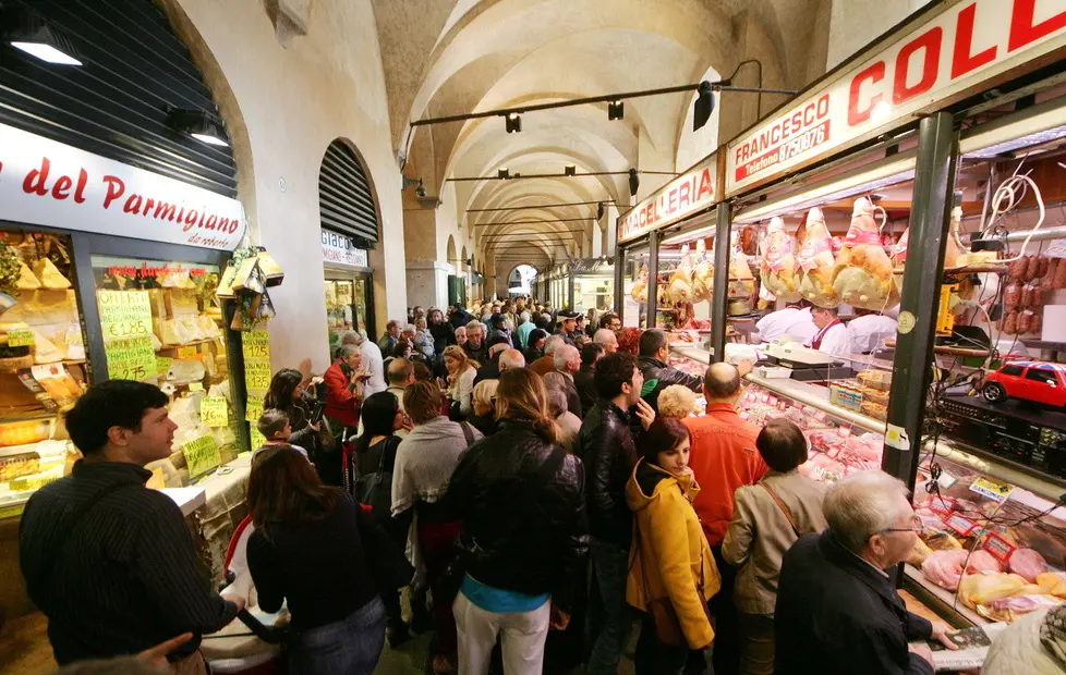 MALAGOLI - NEGOZI SOTTO IL SALONE APERTI LA DOMENICA