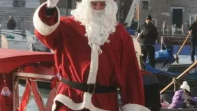 Finalmente arriva Babbo Natale Sotto bimbi scrivono le letterine