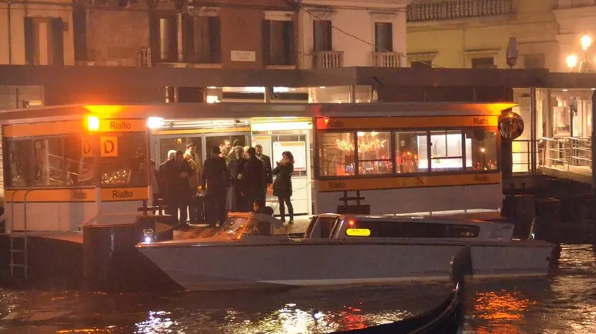 Interpress/Mazzega Venezia, 27.12.2015.- Venezia, Bassa Marea Eccezzionale.- Nella foto taxi costretti ad imbarcare nei pontiili ACTV