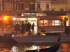 Interpress/Mazzega Venezia, 27.12.2015.- Venezia, Bassa Marea Eccezzionale.- Nella foto taxi costretti ad imbarcare nei pontiili ACTV