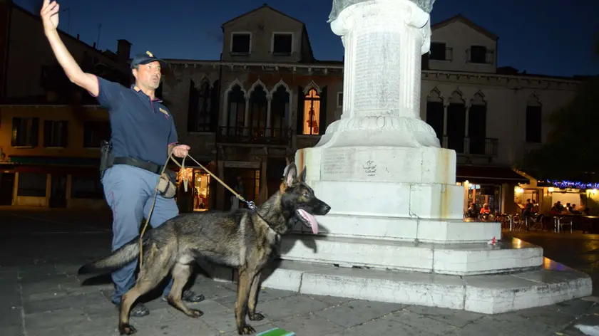 Con i cani antidroga in campo Santa Margherita (foto d'archivio)