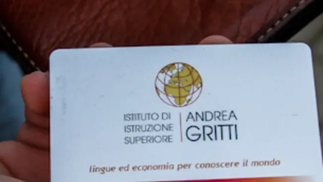 agenzia candussi, giornalista artico. Istituto Gritti occupato. nella foto il badge usato dagli studenti