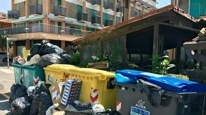 VATRELLA - DINO TOMMASELLA - JESOLO - CASSONETTI RIFIUTI PIENI